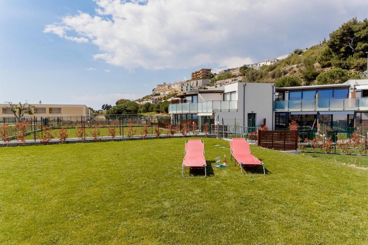 Aregai Marina Exclusive Seaside Apartments Santo Stefano al Mare Esterno foto